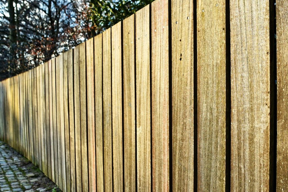 Entretien de vos clôtures en bois : en quoi est-ce important