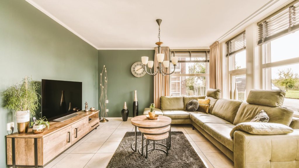 Comment associer meubles de salon et décoration pour un rendu harmonieux ?