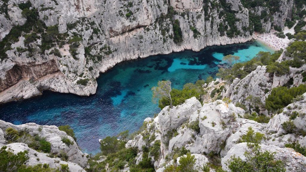 Découvrez les calanques comme jamais avec une croisière dédiée !