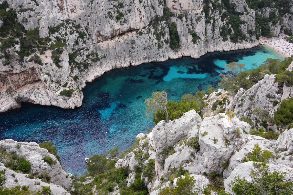 Découvrez les calanques comme jamais avec une croisière dédiée !