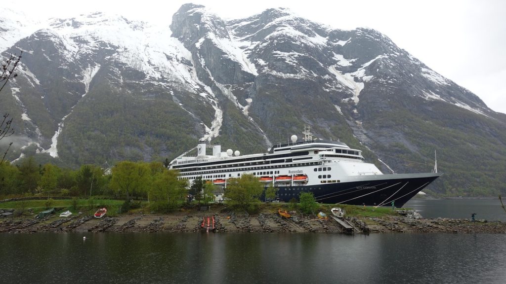 Entre fjords majestueux et lumières célestes : découvrez la croisière en Norvège !