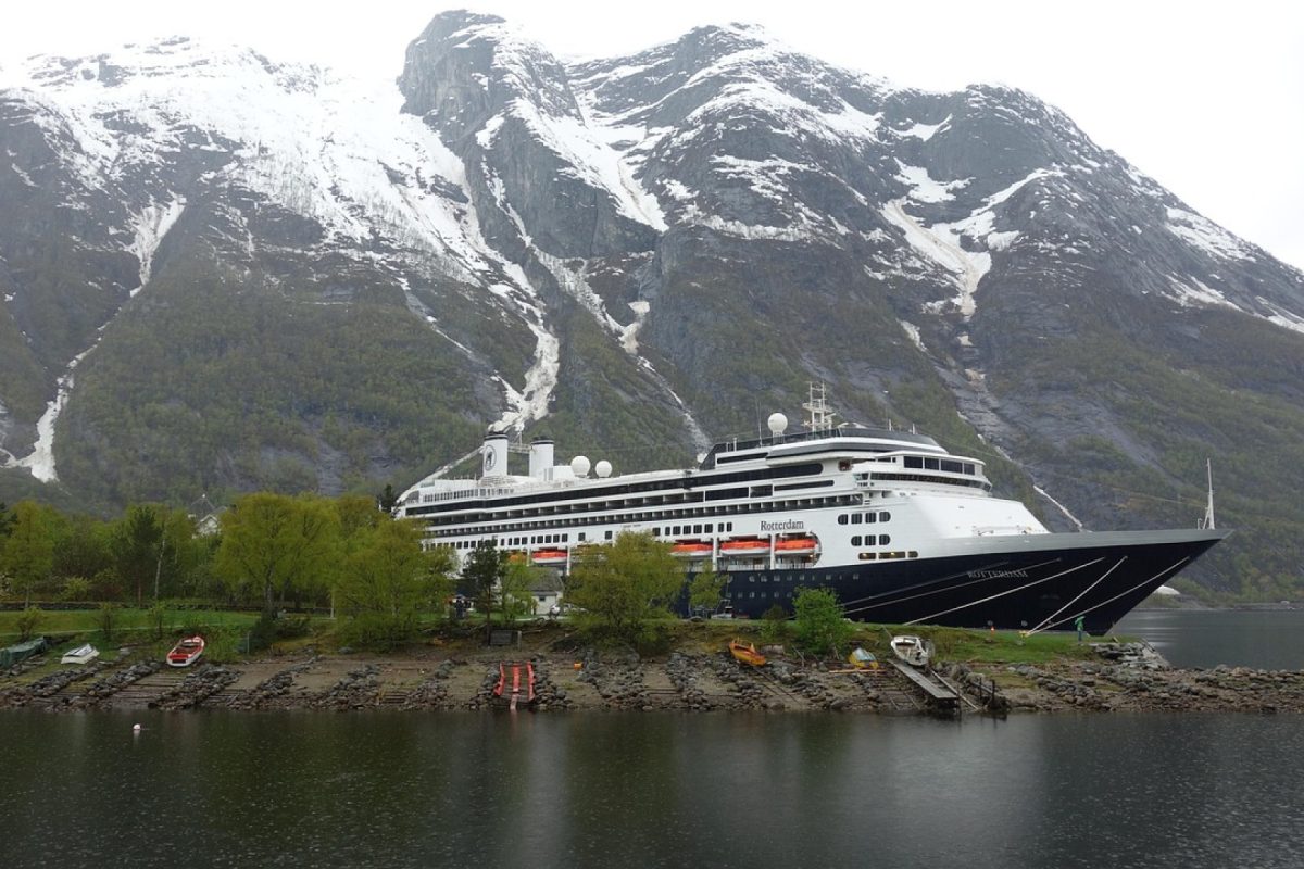 Entre fjords majestueux et lumières célestes : découvrez la croisière en Norvège !