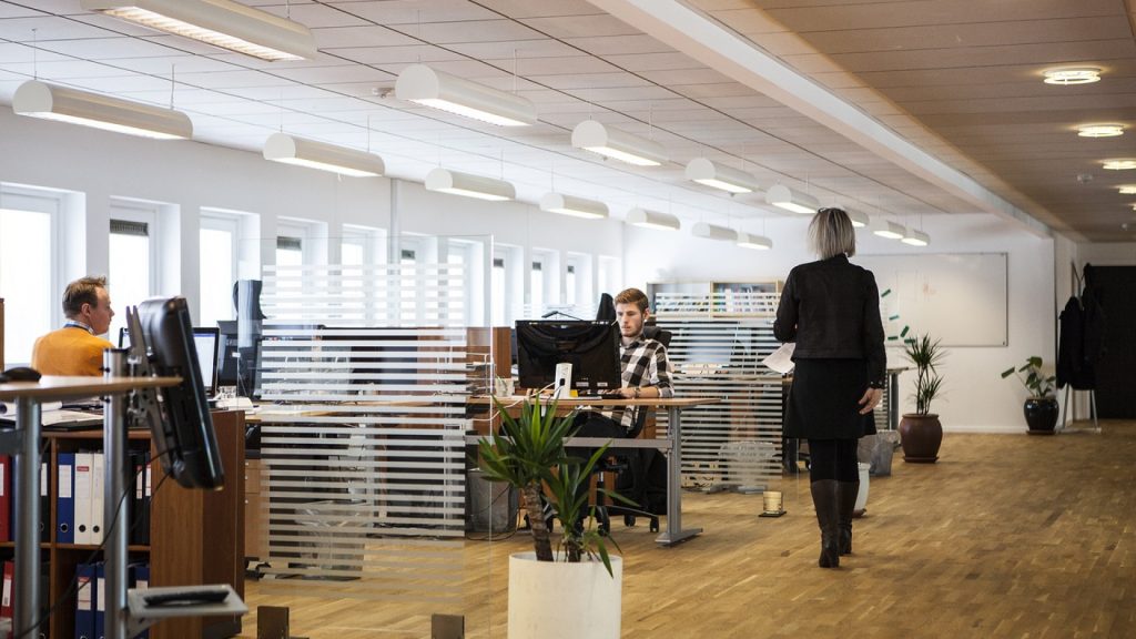 Espace de travail silencieux : pourquoi choisir une phonebox ?