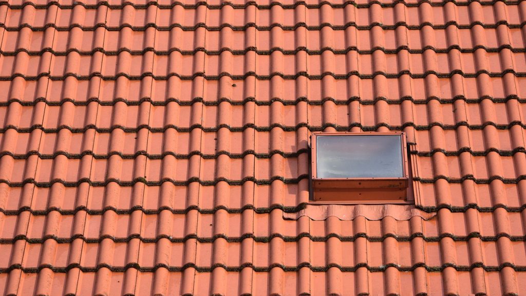 Faites confiance à un couvreur pour entretenir votre toiture à Lens !
