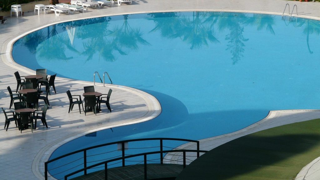 Piscine en polyester : rénovation moderne et design avec un professionnel