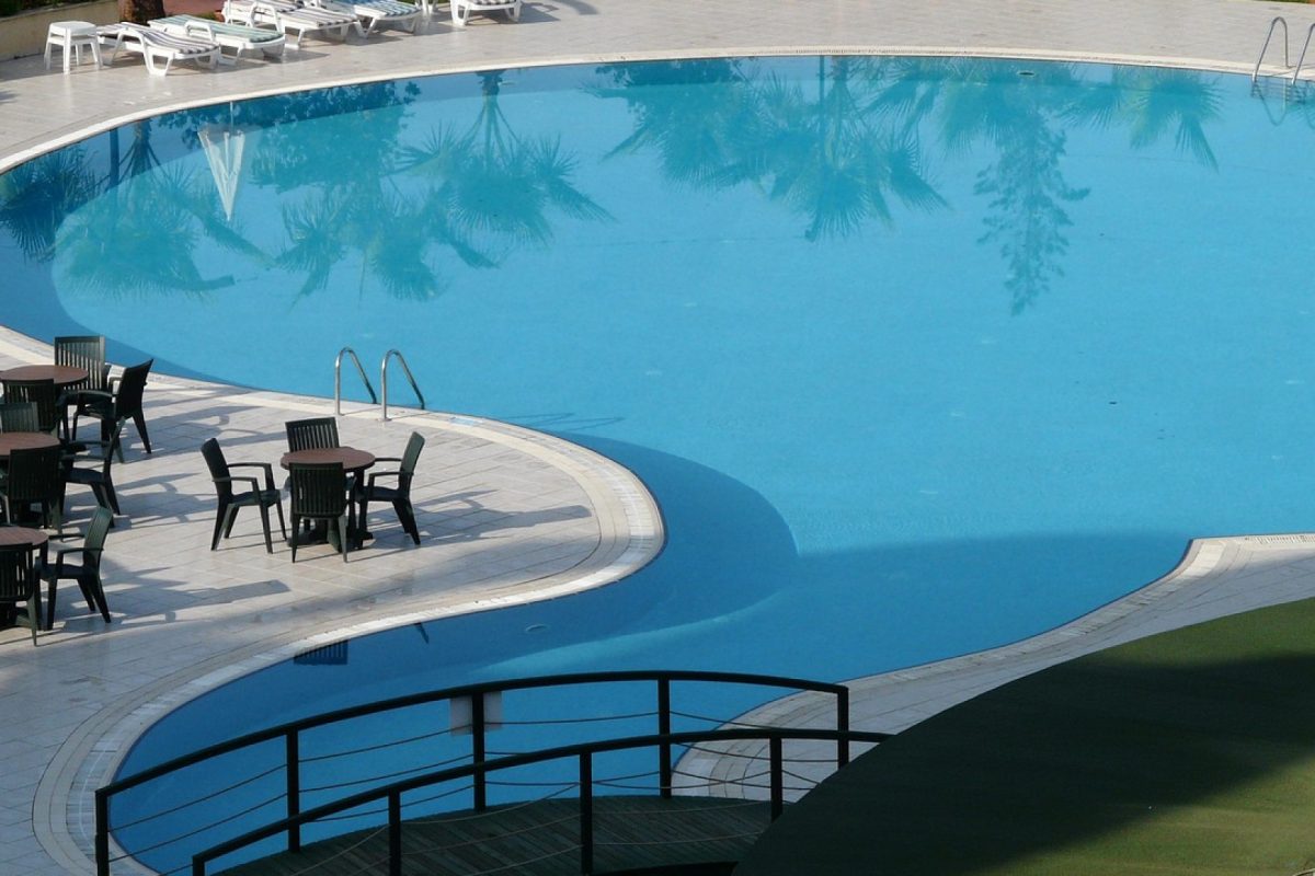 Piscine en polyester : rénovation moderne et design avec un professionnel