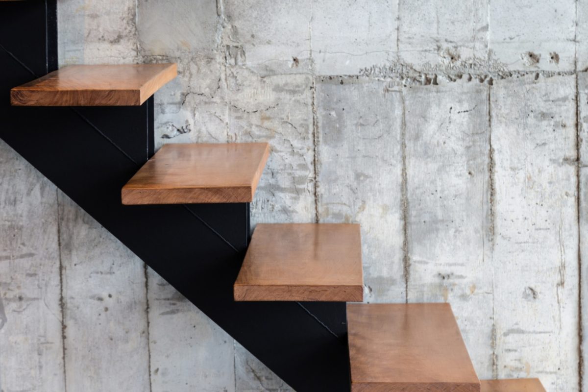 Pourquoi choisir un escalier à limon central pour sublimer un intérieur moderne et élégant ?