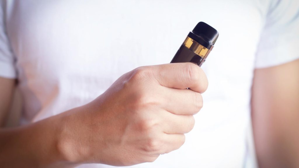 Fumer sans tabac : pourquoi choisir la cigarette électronique ou les puffs ?