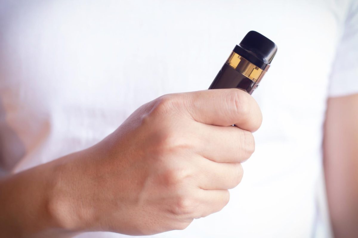 Fumer sans tabac : pourquoi choisir la cigarette électronique ou les puffs ?