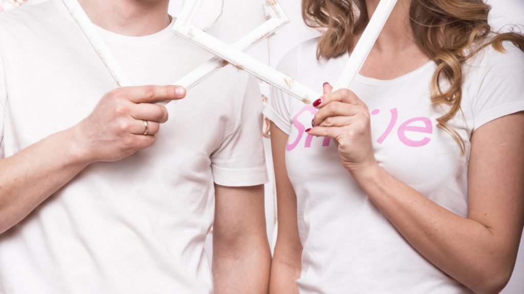Tee-shirt personnalisé pour un anniversaire de couple : la magie d'un cadeau significatif