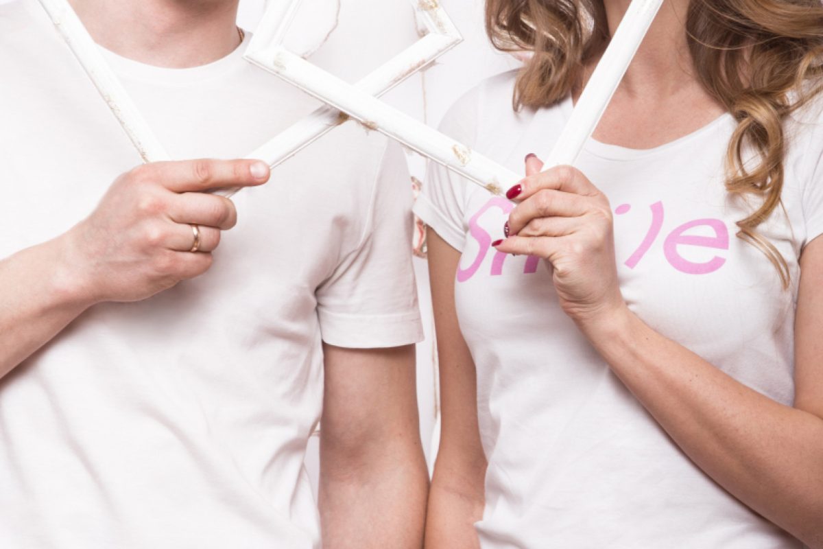 Tee-shirt personnalisé pour un anniversaire de couple : la magie d'un cadeau significatif