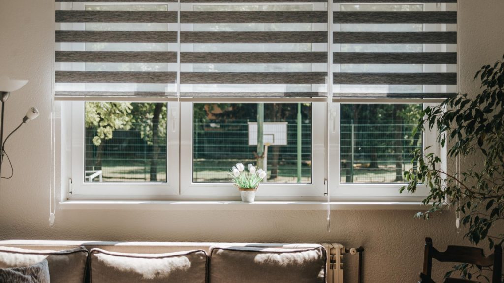 Bien choisir matériaux et couleurs de vos stores pour sublimer votre intérieur