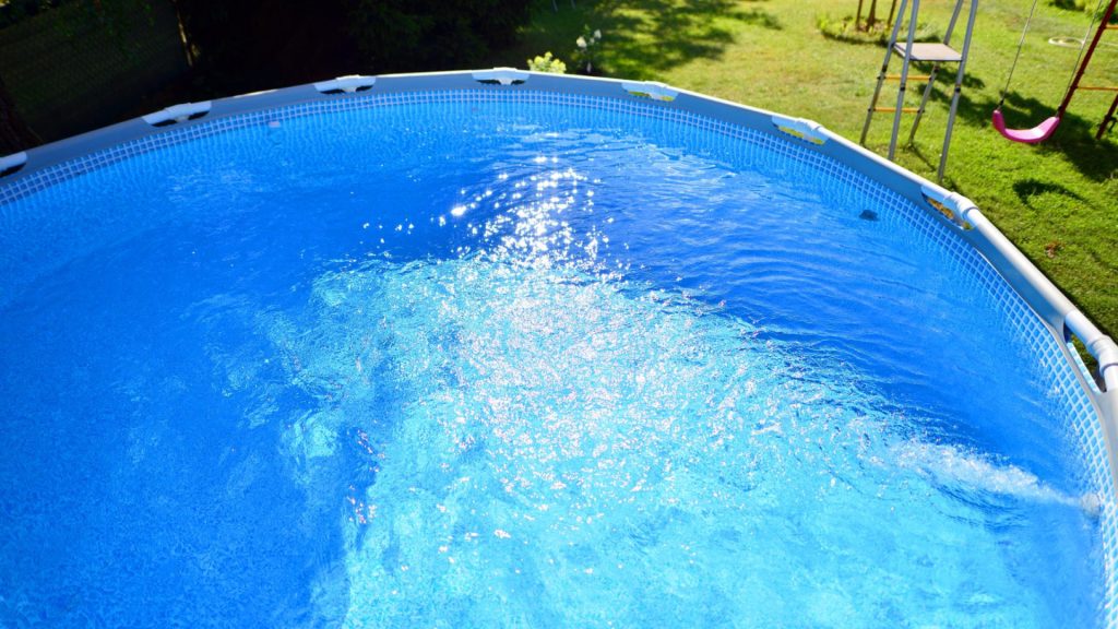 Les avantages cachés des piscines hors sol : entre esthétique, praticité et économies