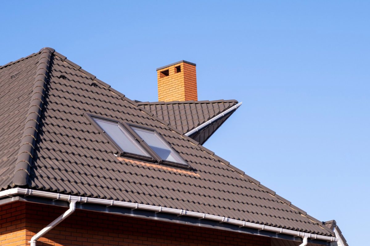 Couvreur à Dole : pourquoi une toiture bien entretenue est cruciale pour la sécurité de votre maison ?