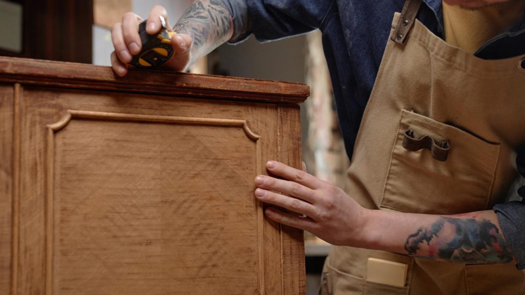 Donnez une seconde vie à vos meubles en bois anciens : astuces et inspirations