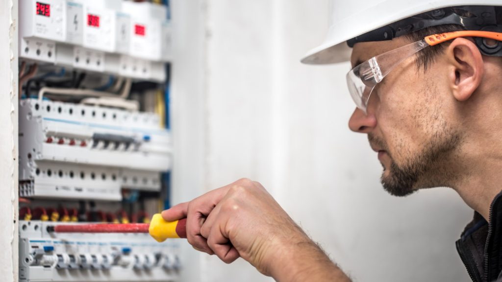 Mise aux normes électriques : quand et pourquoi faire intervenir un électricien ?