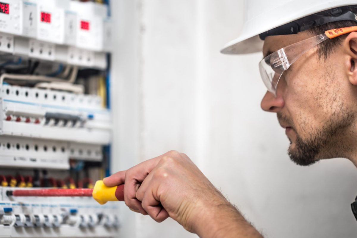 Mise aux normes électriques : quand et pourquoi faire intervenir un électricien ?