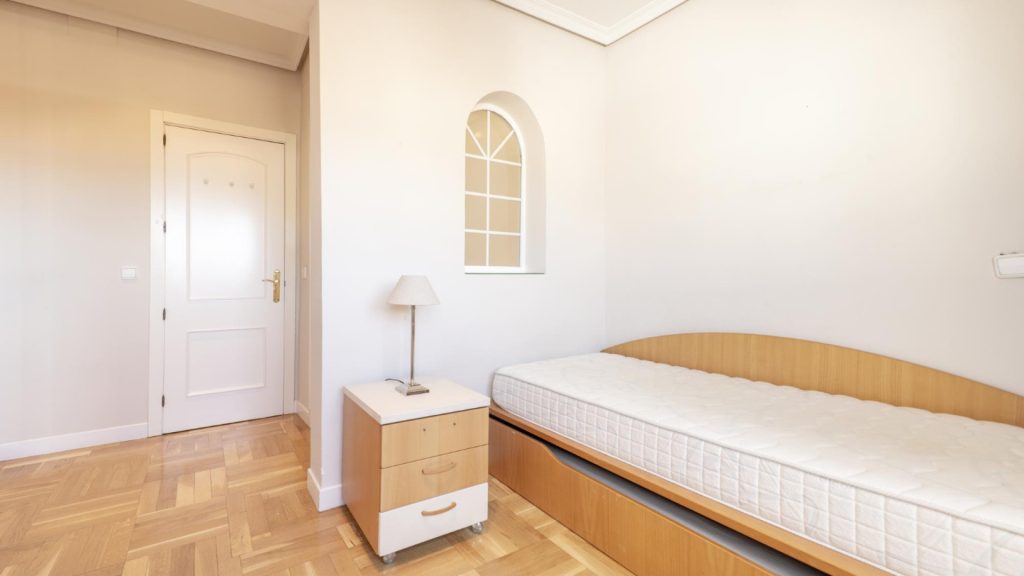 Optimiser l’espace avec un lit banquette dans un studio