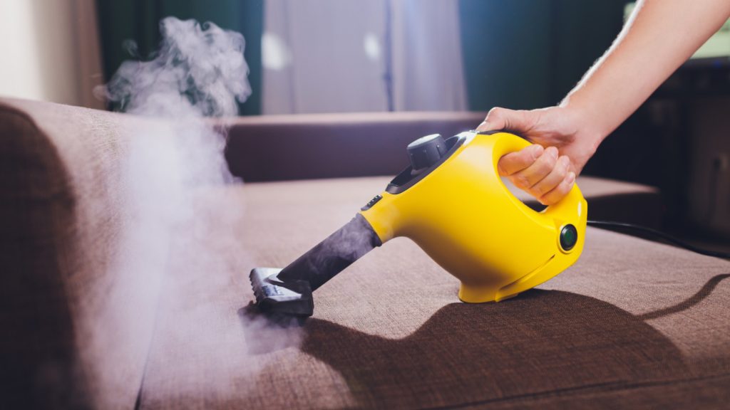 Nettoyage en profondeur du canapé : la solution vapeur est-elle efficace ?