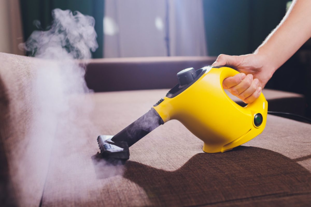 Nettoyage en profondeur du canapé : la solution vapeur est-elle efficace ?