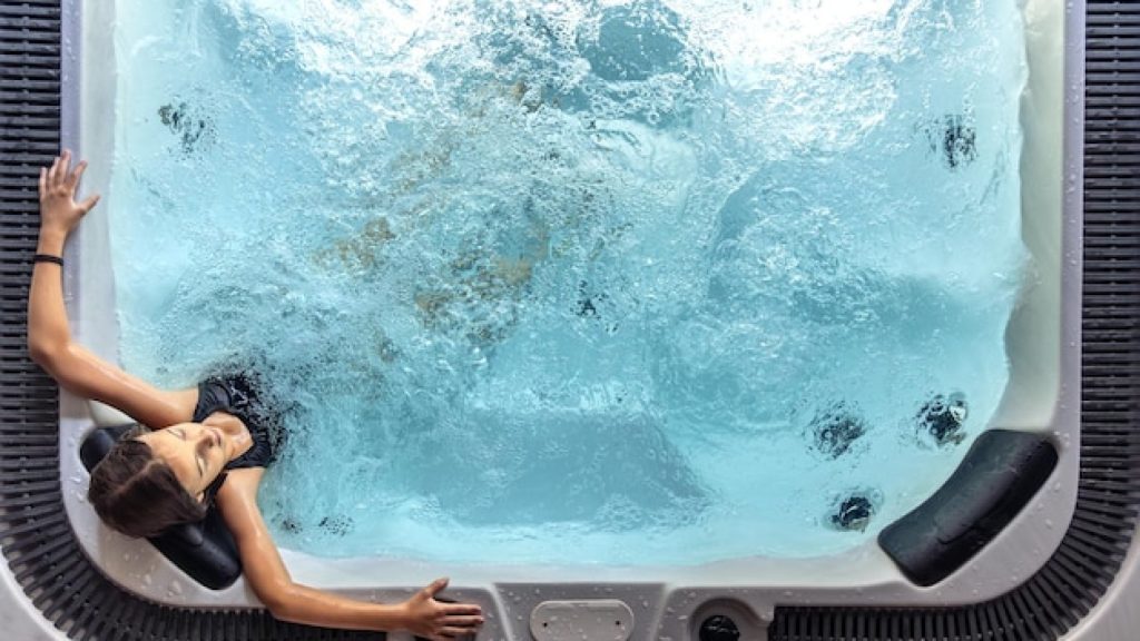Optez pour une couverture de spa pour préserver chaleur et confort durablement