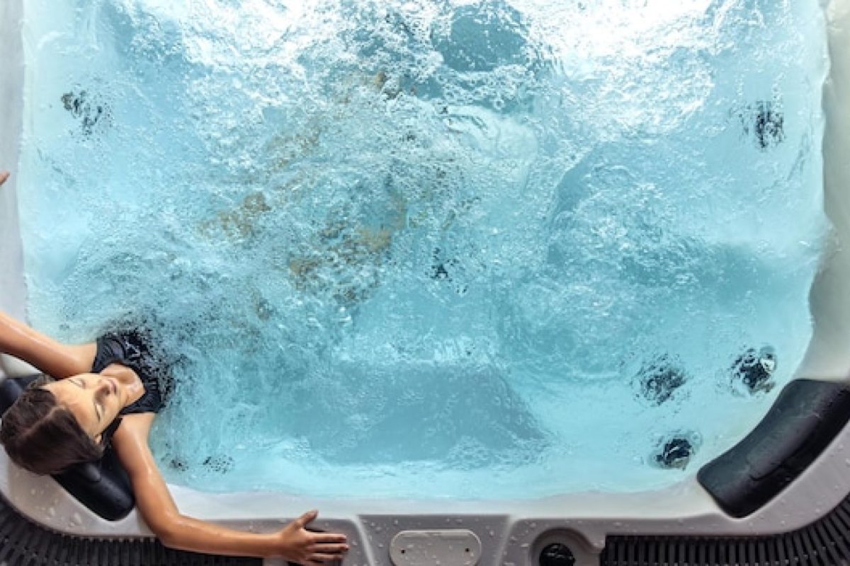 Optez pour une couverture de spa pour préserver chaleur et confort durablement