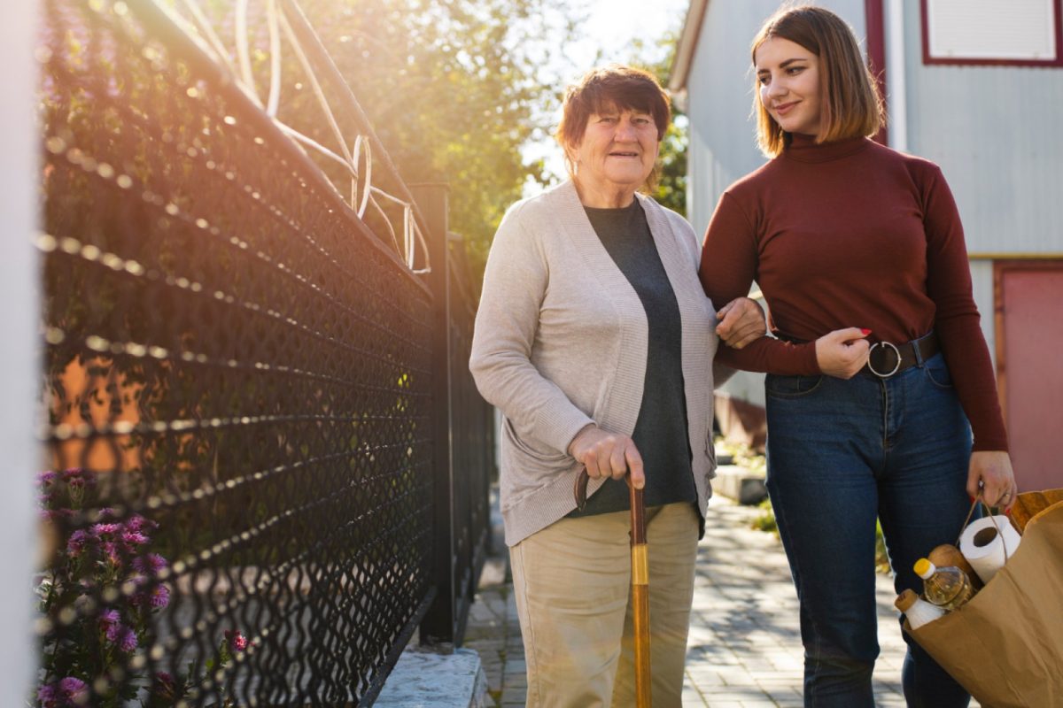 Parents âgés éloignés : gérer la perte d’autonomie à distance