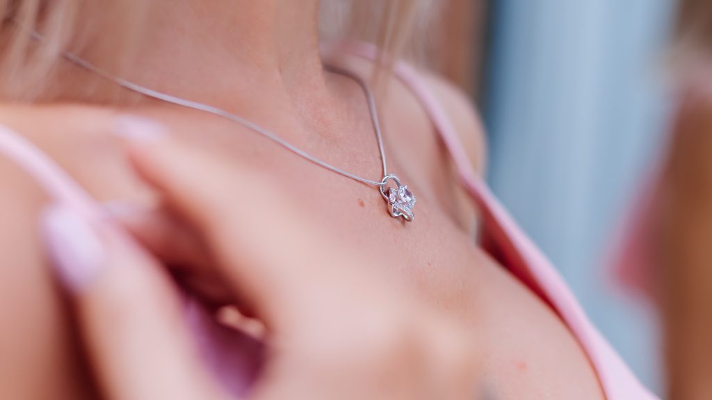 Pendentif diamant : la touche de luxe qui sublime une tenue