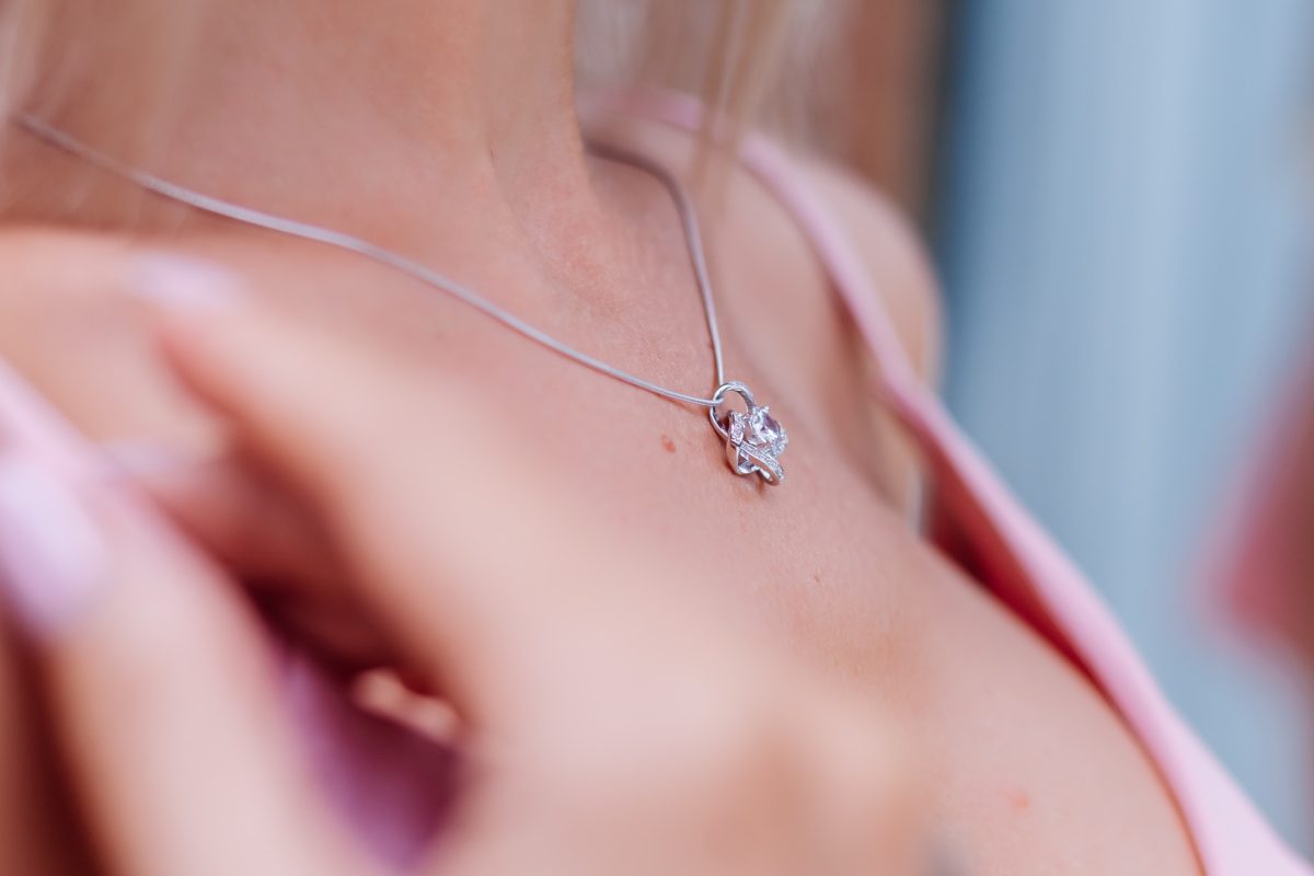 Pendentif diamant : la touche de luxe qui sublime une tenue