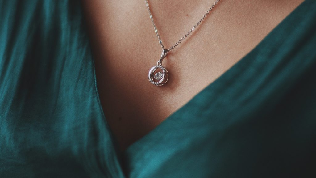Pendentif en diamant : quelles formes et quelles tailles privilégier ?