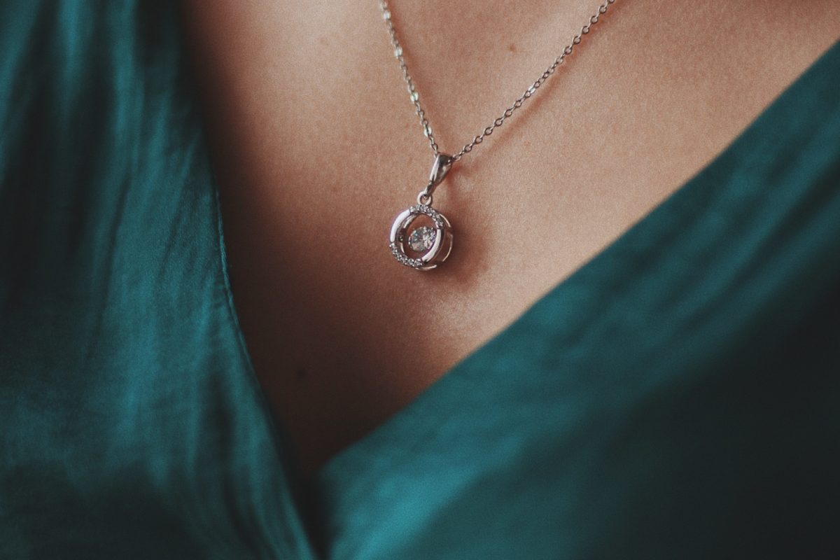 Pendentif en diamant : quelles formes et quelles tailles privilégier ?