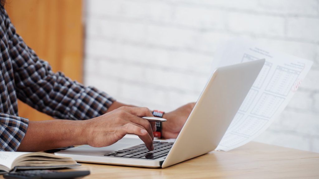Pourquoi la dématérialisation des factures améliore la productivité ?