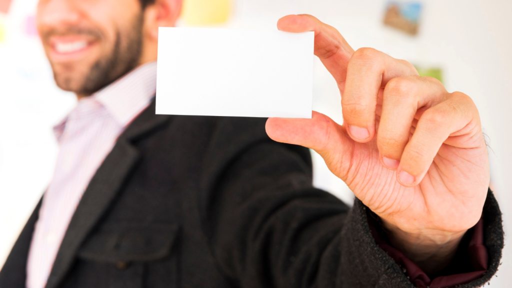 Pourquoi les cartes commerciales restent un outil de communication efficace ?