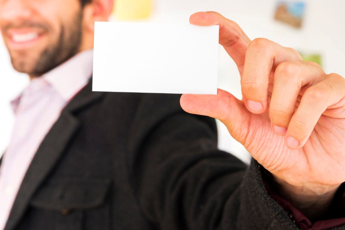 Pourquoi les cartes commerciales restent un outil de communication efficace ?